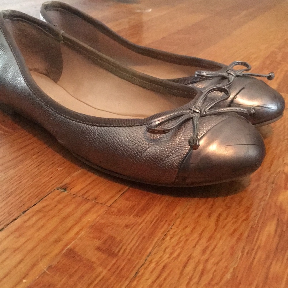 Banana Republic 6.5, pewter/metallic leather flats